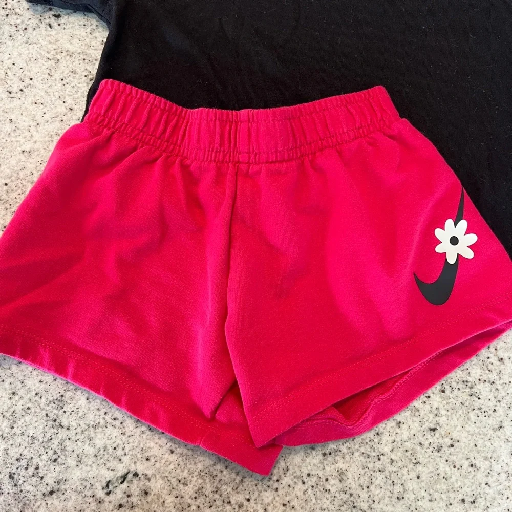 Girls Nike outfit size 4 shorts and shirt - Picture 2 of 6